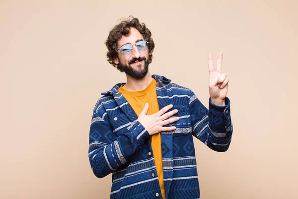 Jovem Louco Legal Homem Olhando Feliz Confiante Confiável Sorrindo Mostrando — Fotografia de Stock