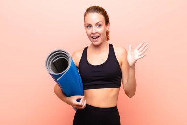 Kızıl saçlı güzel bir kadın kendini mutlu, heyecanlı, şaşırmış ya da şaşırmış hissediyor..