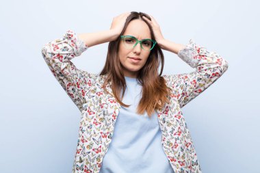 Genç, güzel bir kadın hayal kırıklığına uğramış ve rahatsız olmuş hissediyor. Başarısızlıktan bıkmış ve bıkmış. Mavi duvara karşı sıkıcı ve sıkıcı görevlerden bıkmış.