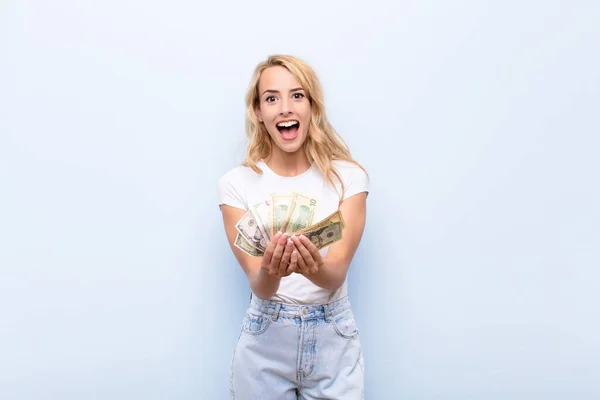 Joven Rubia Sonriendo Felizmente Con Mirada Amistosa Segura Positiva Ofreciendo — Foto de Stock