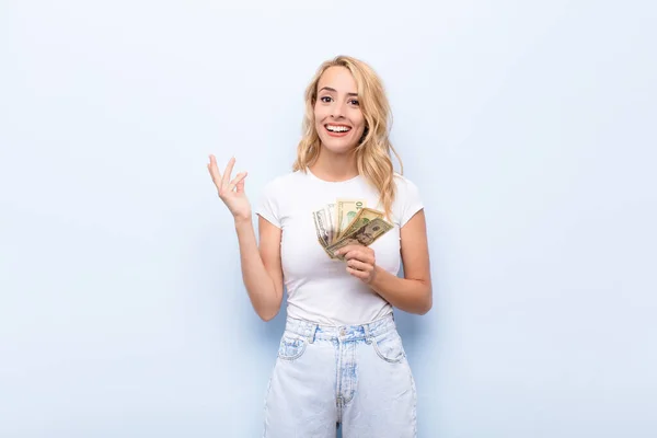 Joven Rubia Sintiéndose Feliz Sorprendida Alegre Sonriendo Con Actitud Positiva — Foto de Stock