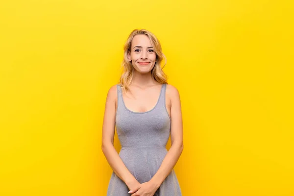 Junge Blonde Frau Lächelt Positiv Und Selbstbewusst Sieht Zufrieden Freundlich — Stockfoto