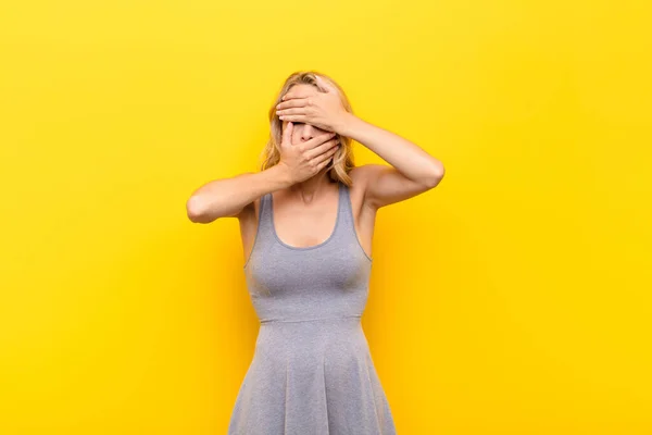 Giovane Donna Bionda Che Copre Viso Con Entrambe Mani Dicendo — Foto Stock