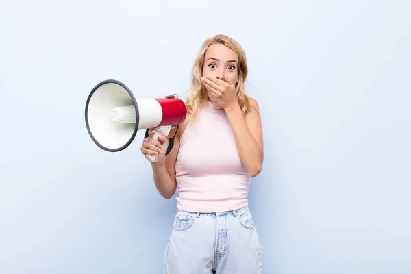 Young Blonde Woman Covering Mouth Hands Shocked Surprised Expression Keeping — Stock Photo, Image