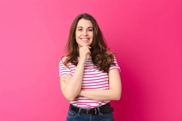 Giovane Bella Donna Sorridente Godendo Vita Sentirsi Felice Amichevole Soddisfatto — Foto Stock