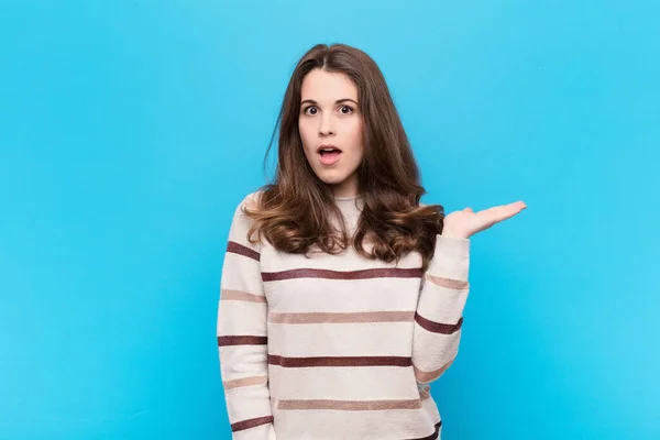 Young Pretty Woman Looking Surprised Shocked Jaw Dropped Holding Object — Stock Photo, Image