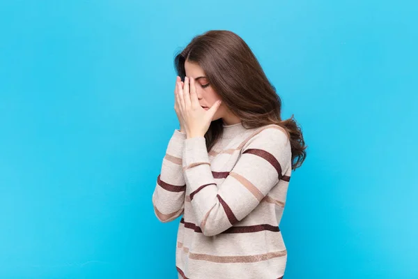 Jonge Mooie Vrouw Bedekken Ogen Met Handen Met Een Trieste — Stockfoto