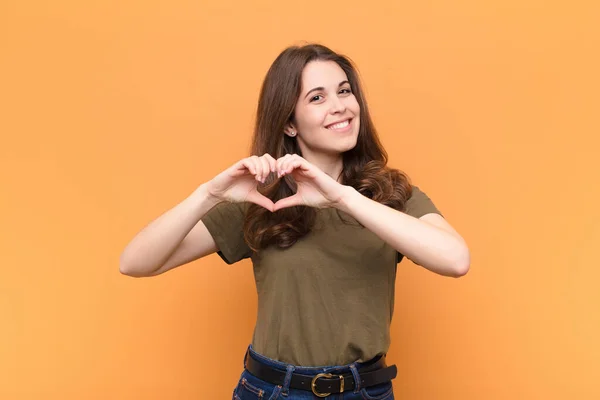 Jovem Mulher Bonita Sorrindo Sentindo Feliz Bonito Romântico Apaixonado Fazendo — Fotografia de Stock