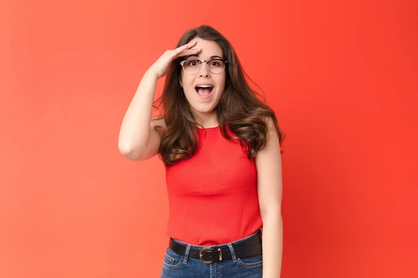 Joven Bonita Mujer Mirando Feliz Asombrado Sorprendido Sonriendo Realizando Increíbles —  Fotos de Stock