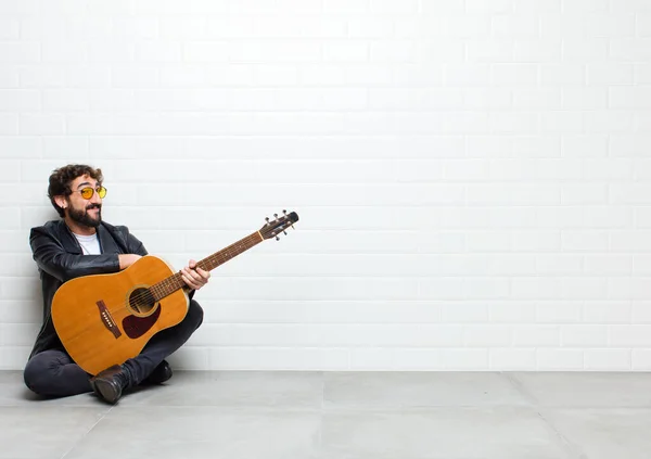 Jeune Homme Avec Guitare Sur Sol — Photo