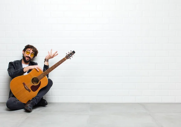 Jeune Homme Avec Guitare Sur Sol Dans Chambre — Photo