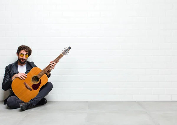 Przystojny Mężczyzna Gitara Akustyczna Tle Cegły Ściany — Zdjęcie stockowe