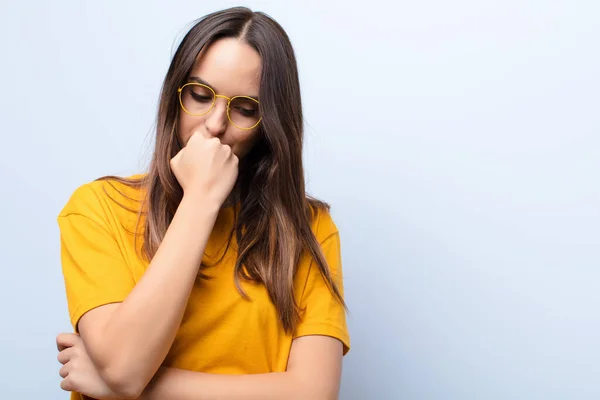 Jong Mooi Vrouw Gevoel Serieus Attent Bezorgd Staren Zijwaarts Met — Stockfoto