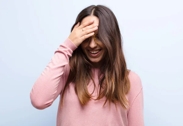 Jovem Bonita Mulher Olhando Estressado Envergonhado Chateado Com Uma Dor — Fotografia de Stock