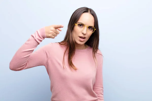 Jovem Bonita Mulher Apontando Para Câmera Com Uma Expressão Agressiva — Fotografia de Stock