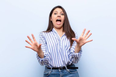 Genç, güzel bir kadın sersemlemiş ve korkmuş hissediyor. Korkutucu bir şeyden korkuyor. Elleri açık ve uzak durun diyor.