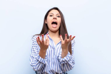 Genç ve güzel bir kadın umutsuz ve hayal kırıklığına uğramış görünüyor, stresli, mutsuz ve sinirli, bağırıyor ve çığlık atıyor.