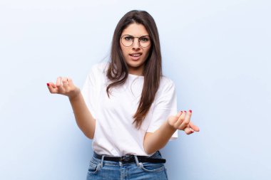 Genç ve güzel bir kadın bilgisiz ve kafası karışık, hangi seçeneği seçeceğinden emin değil, merak ediyor.