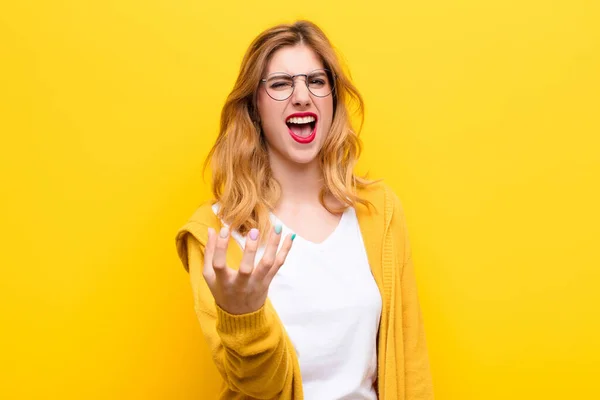 Jong Mooi Blond Vrouw Zoek Boos Geïrriteerd Gefrustreerd Schreeuwen Wtf — Stockfoto