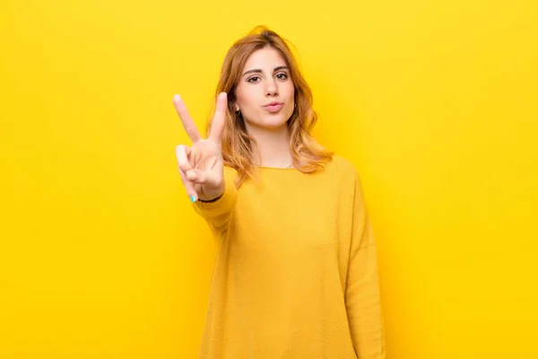 Jong Mooi Blond Vrouw Glimlachen Kijken Vriendelijk Tonen Nummer Twee — Stockfoto