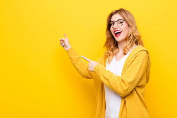 Jovem Mulher Loira Bonita Sentindo Alegre Surpreso Sorrindo Com Uma — Fotografia de Stock