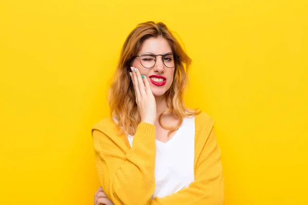 Jovem Bonita Mulher Loira Segurando Bochecha Sofrendo Dor Dente Dolorosa — Fotografia de Stock