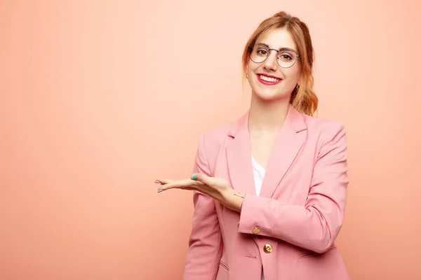 Ung Söt Blond Kvinna Ler Glatt Känner Sig Lycklig Och — Stockfoto