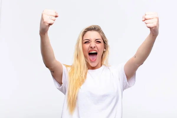 Junge Hübsche Blonde Frau Feiert Einen Unglaublichen Erfolg Wie Eine — Stockfoto