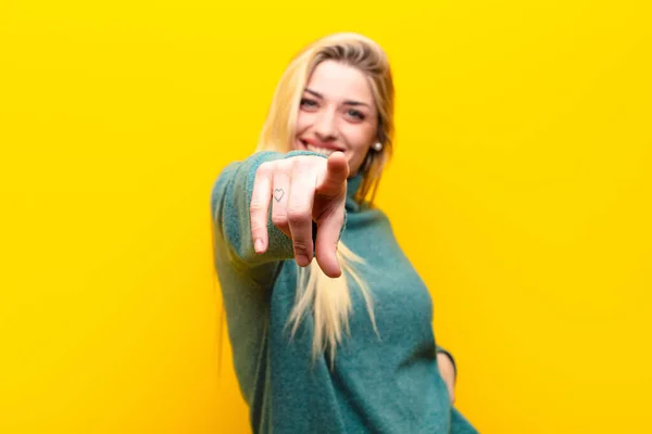 Jovem Mulher Loira Bonita Apontando Para Câmera Com Sorriso Satisfeito — Fotografia de Stock