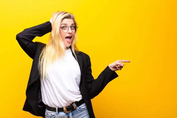 Joven Mujer Rubia Bonita Riendo Mirando Feliz Positivo Sorprendido Realizando —  Fotos de Stock