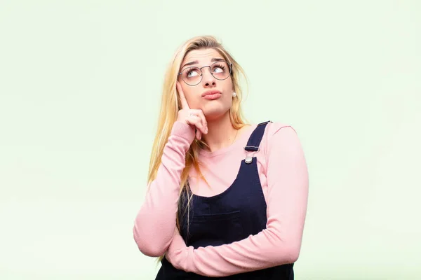 Ung Söt Blond Kvinna Med Koncentrerad Look Undrar Med Ett — Stockfoto