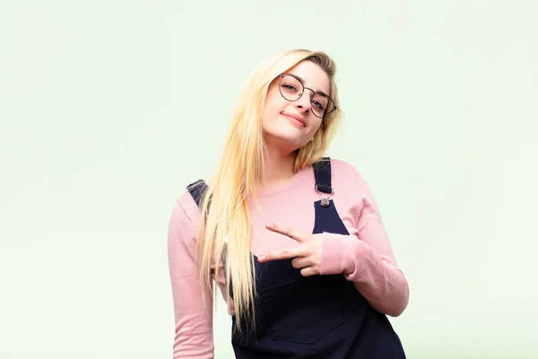 Junge Hübsche Blonde Frau Die Sich Glücklich Positiv Und Erfolgreich — Stockfoto