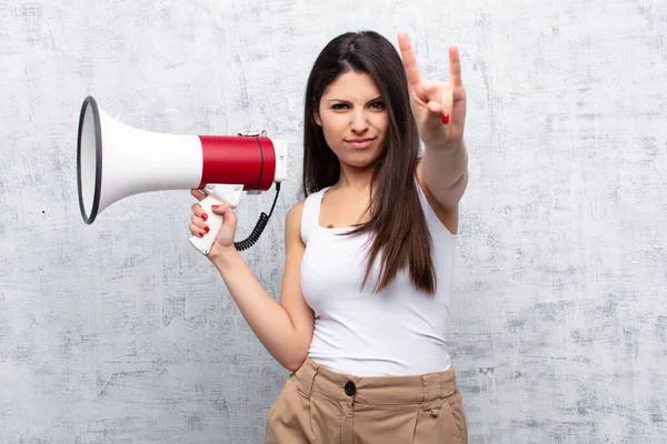 Junge Hübsche Frau Hält Megafon Gegen Betonmauer — Stockfoto