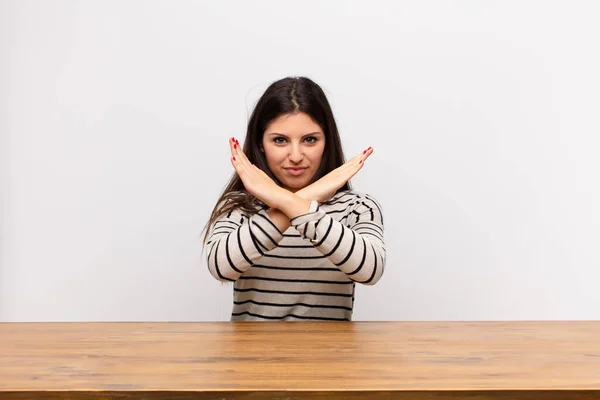 Jonge Mooie Vrouw Kijken Geïrriteerd Ziek Van Houding Genoeg Zeggen — Stockfoto