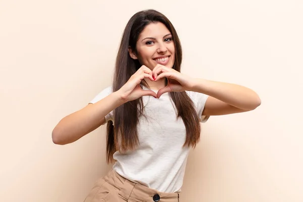 Jovem Mulher Bonita Sorrindo Sentindo Feliz Bonito Romântico Apaixonado Fazendo — Fotografia de Stock