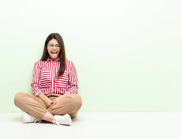 Joven Bonita Mujer Con Actitud Alegre Despreocupada Rebelde Bromeando Sacando — Foto de Stock