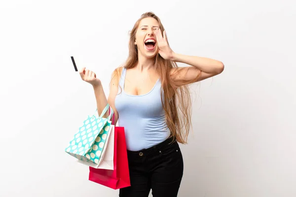Mujer Rubia Yound Sentirse Feliz Emocionado Positivo Dando Gran Grito —  Fotos de Stock