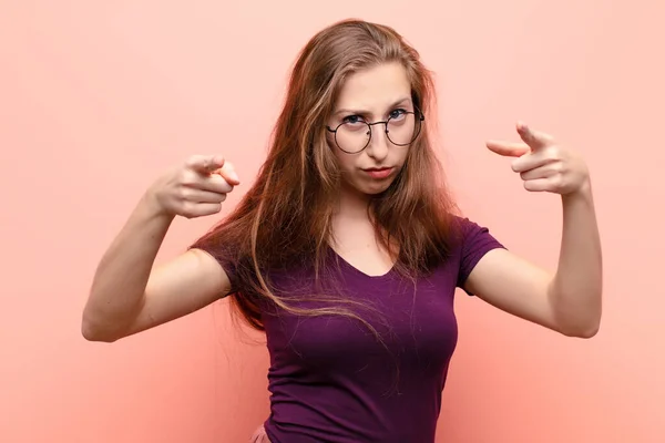 Yound Blonde Vrouw Wijzen Naar Voren Camera Met Zowel Vingers — Stockfoto