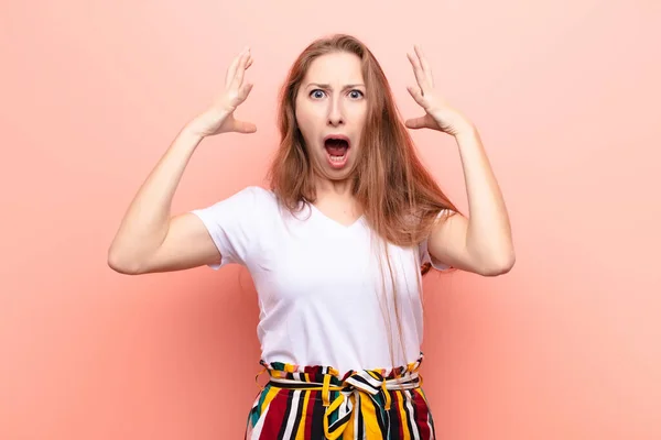 Yound Donna Bionda Urlando Con Mani Alto Aria Sentirsi Furioso — Foto Stock