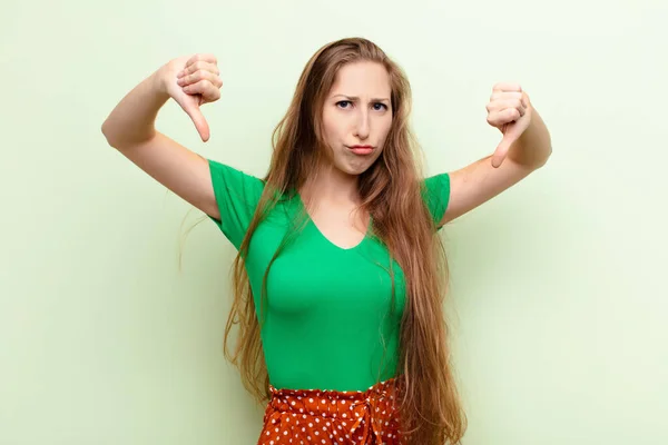 Yound Donna Bionda Che Sembra Triste Deluso Arrabbiato Mostrando Pollici — Foto Stock