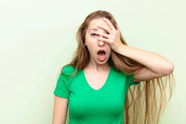 Mujer Rubia Yound Mirando Sorprendido Asustado Aterrorizado Cubriendo Cara Con —  Fotos de Stock