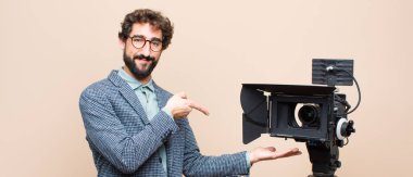 Televizyon sunucusu gülümsüyor, mutlu, kaygısız ve tatmin olmuş hissediyor, fotokopi alanındaki konsepte veya fikre işaret ediyor.