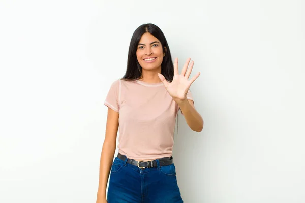 Joven Mujer Latina Bonita Sonriendo Mirando Amigable Mostrando Número Cinco —  Fotos de Stock