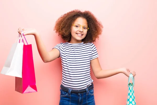 Africana Niña Americana Contra Pared Plana Con Bolsas Compras —  Fotos de Stock