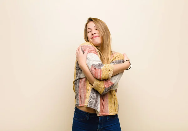 Mladá Blondýnka Pocit Lásky Usmívání Mazlení Objímání Sebe Zůstat Svobodná — Stock fotografie