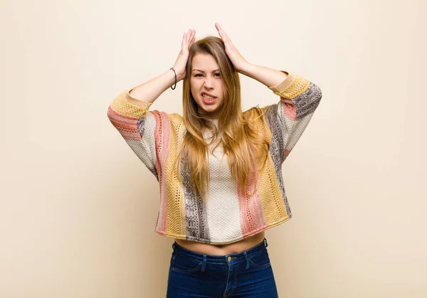 Ung Blond Kvinna Känner Sig Frustrerad Och Irriterad Trött Misslyckande — Stockfoto