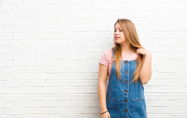 Ung Blond Kvinna Känner Sig Stressad Orolig Trött Och Frustrerad — Stockfoto