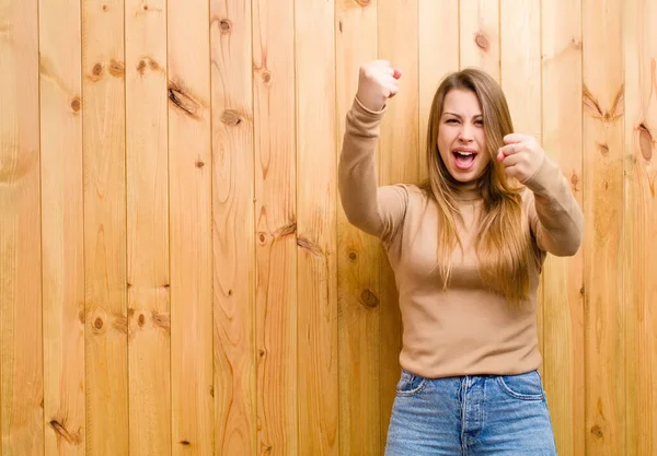 Giovane Donna Bionda Che Celebra Successo Incredibile Come Vincitore Guardando — Foto Stock