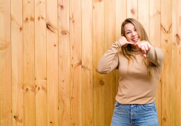 Giovane Donna Bionda Sorridente Allegramente Indicando Fotocamera Mentre Effettua Una — Foto Stock