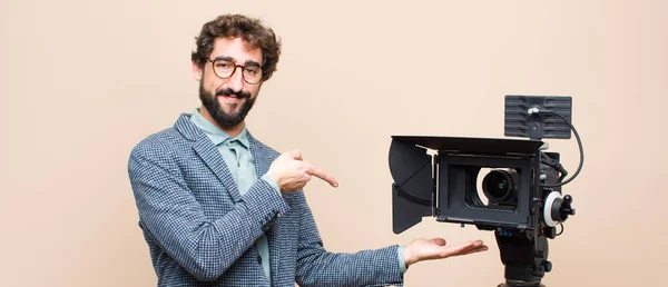 Apresentador Televisão Sorrindo Sentindo Feliz Despreocupado Satisfeito Apontando Para Conceito — Fotografia de Stock